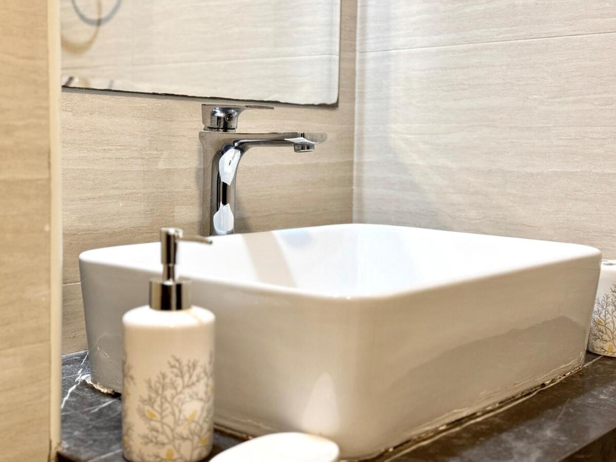 Homes 2 Retreat - Elegant 2br With Balcony & Modern Touch In Jvc Apartment Dubai
