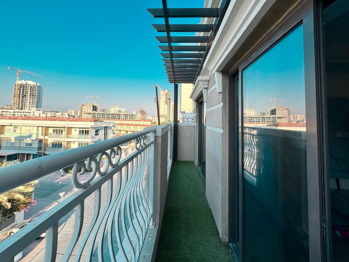Homes 2 Retreat - Elegant 2br With Balcony & Modern Touch In Jvc * Dubai